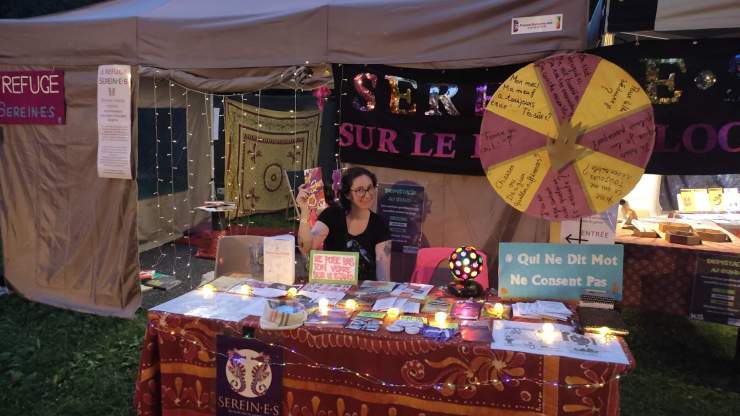Visuel du stand de l'association Serein·e·s