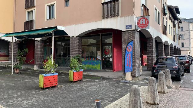 Le restaurant-association accueille des personnes autistes et non autistes.